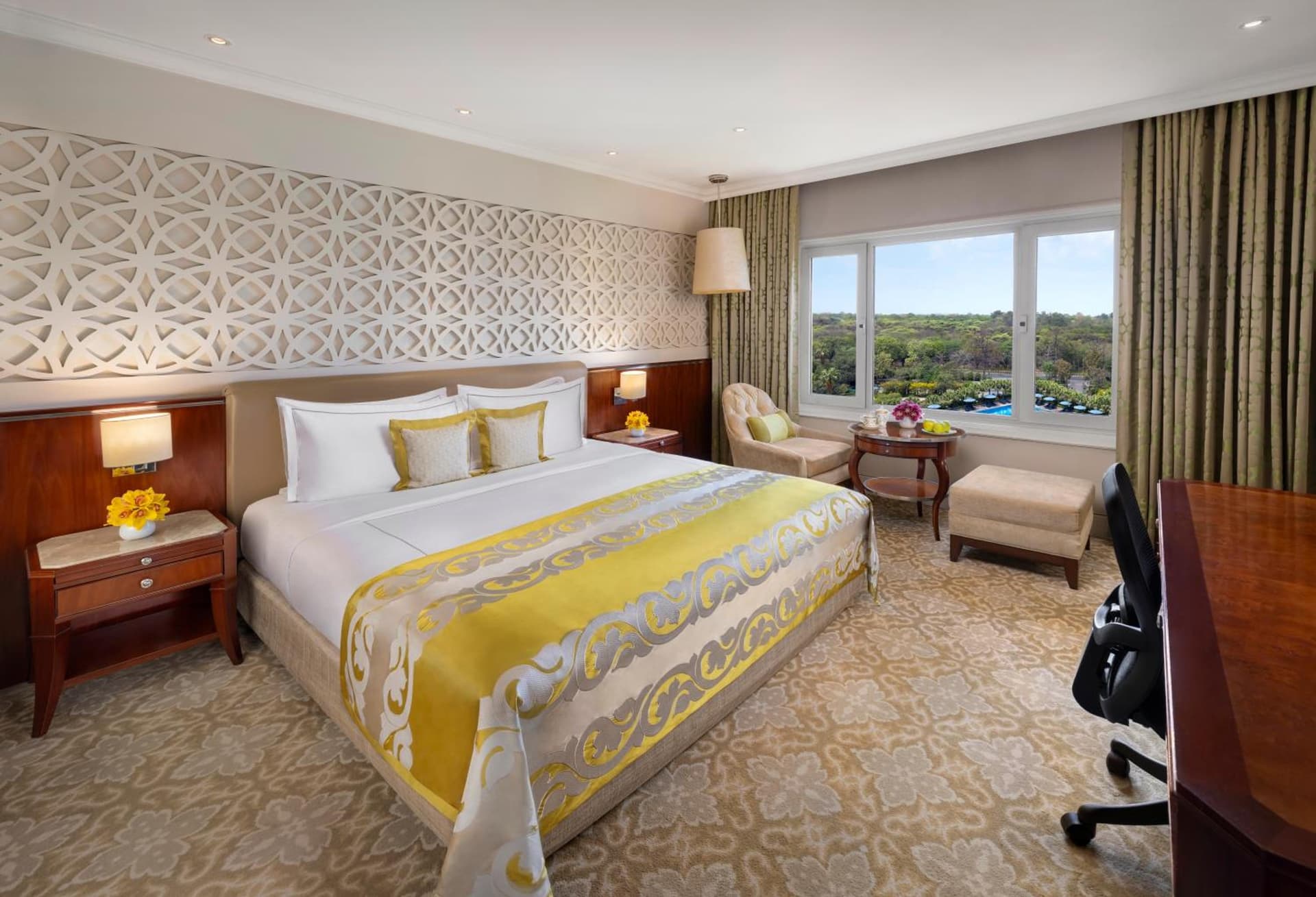 Deluxe King Pool View Room
