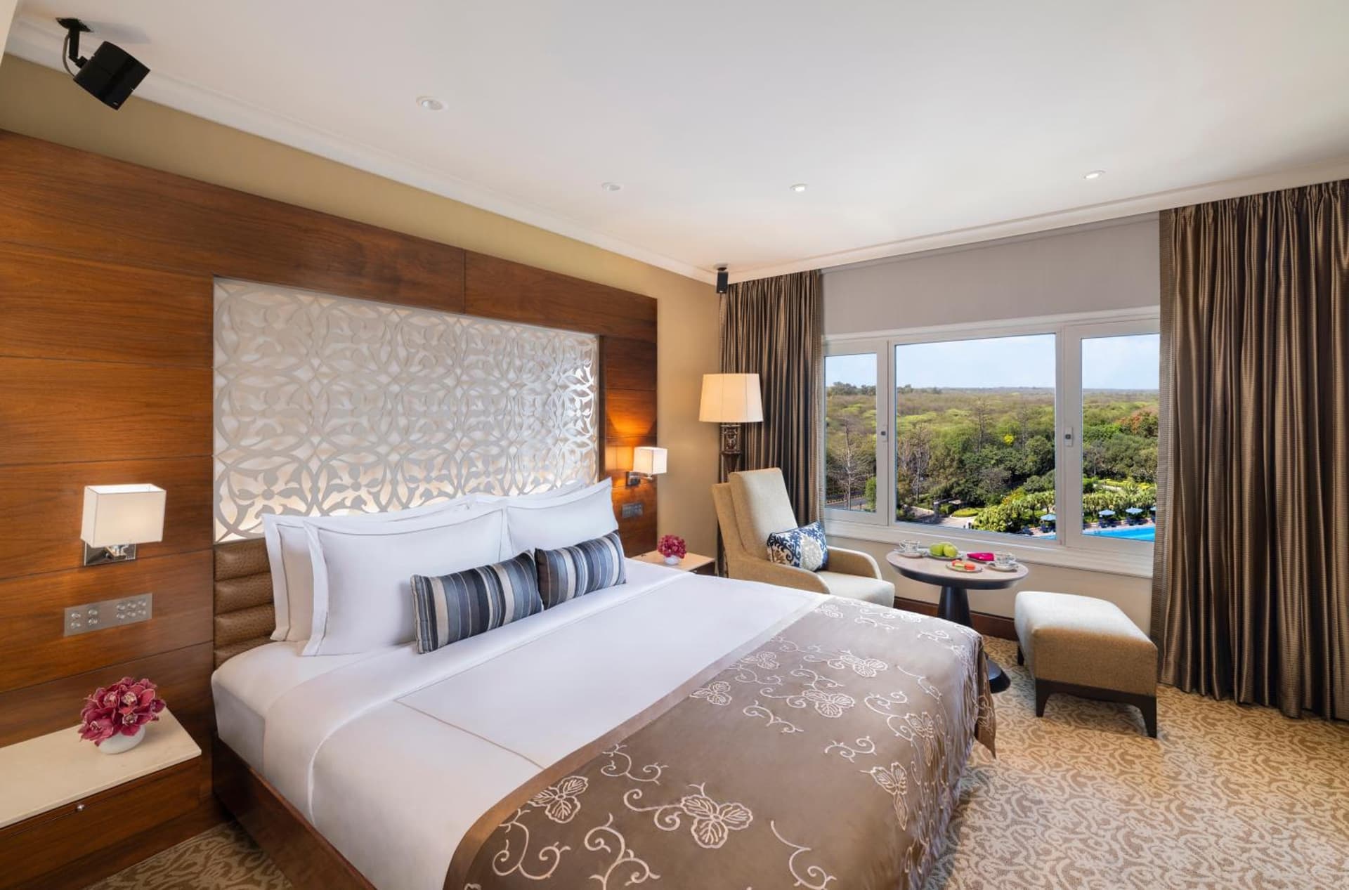 Suite King Pool View Room