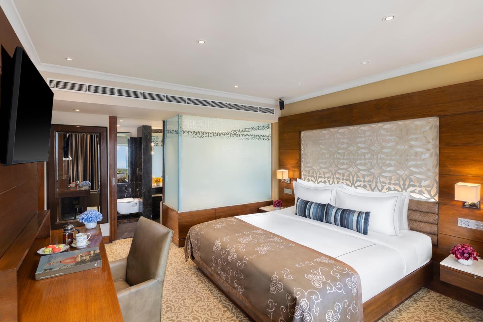 Suite King Pool View Room