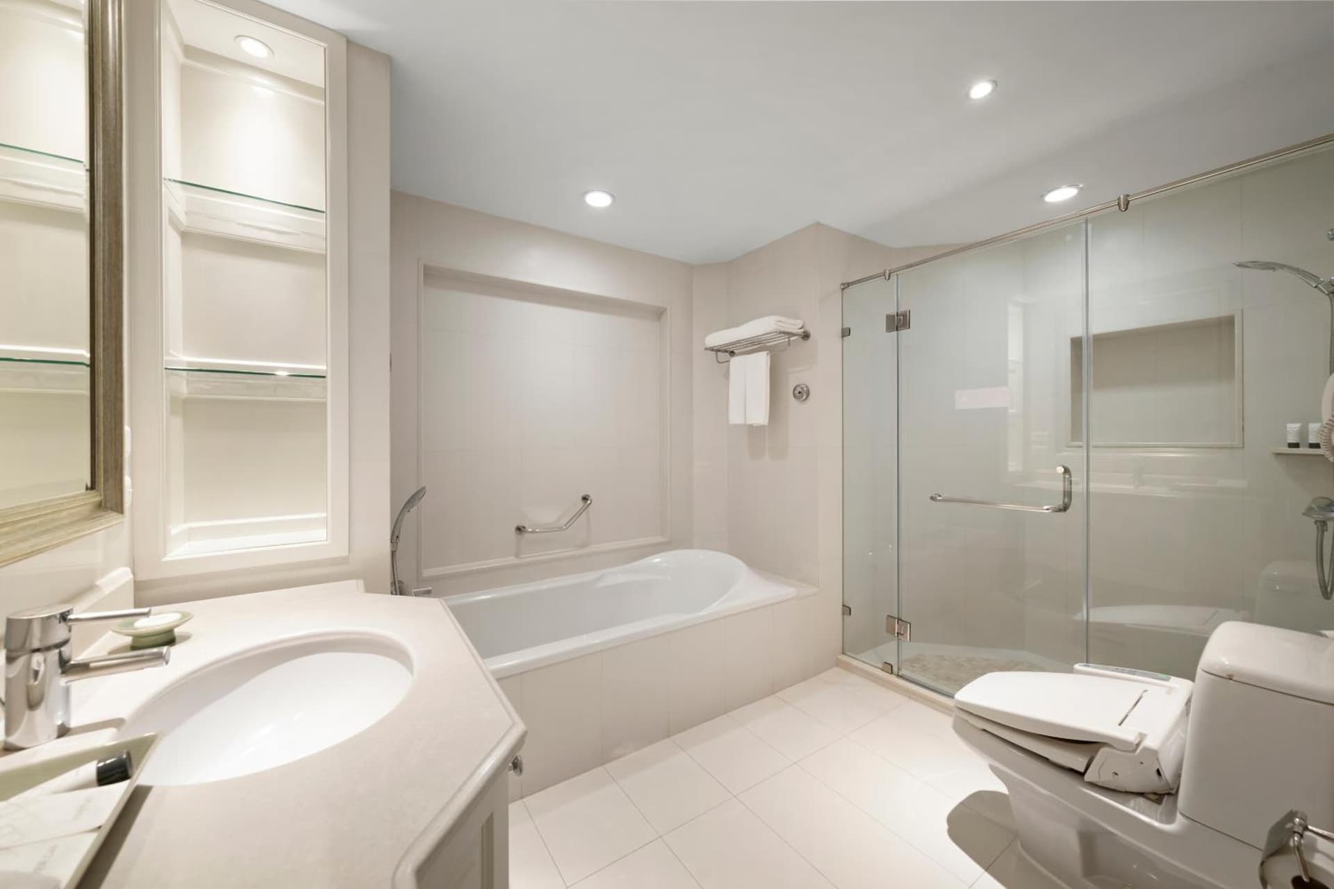 Suite Queen Room