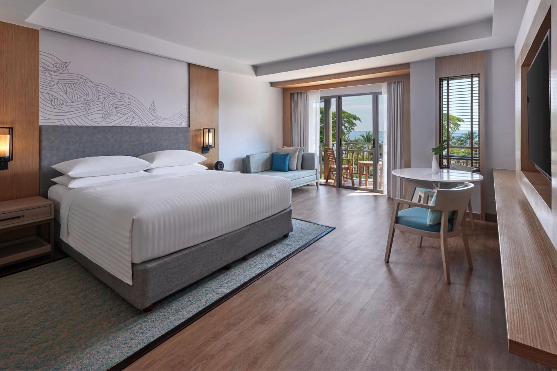 Larger Guest room, 1 King, Pool view