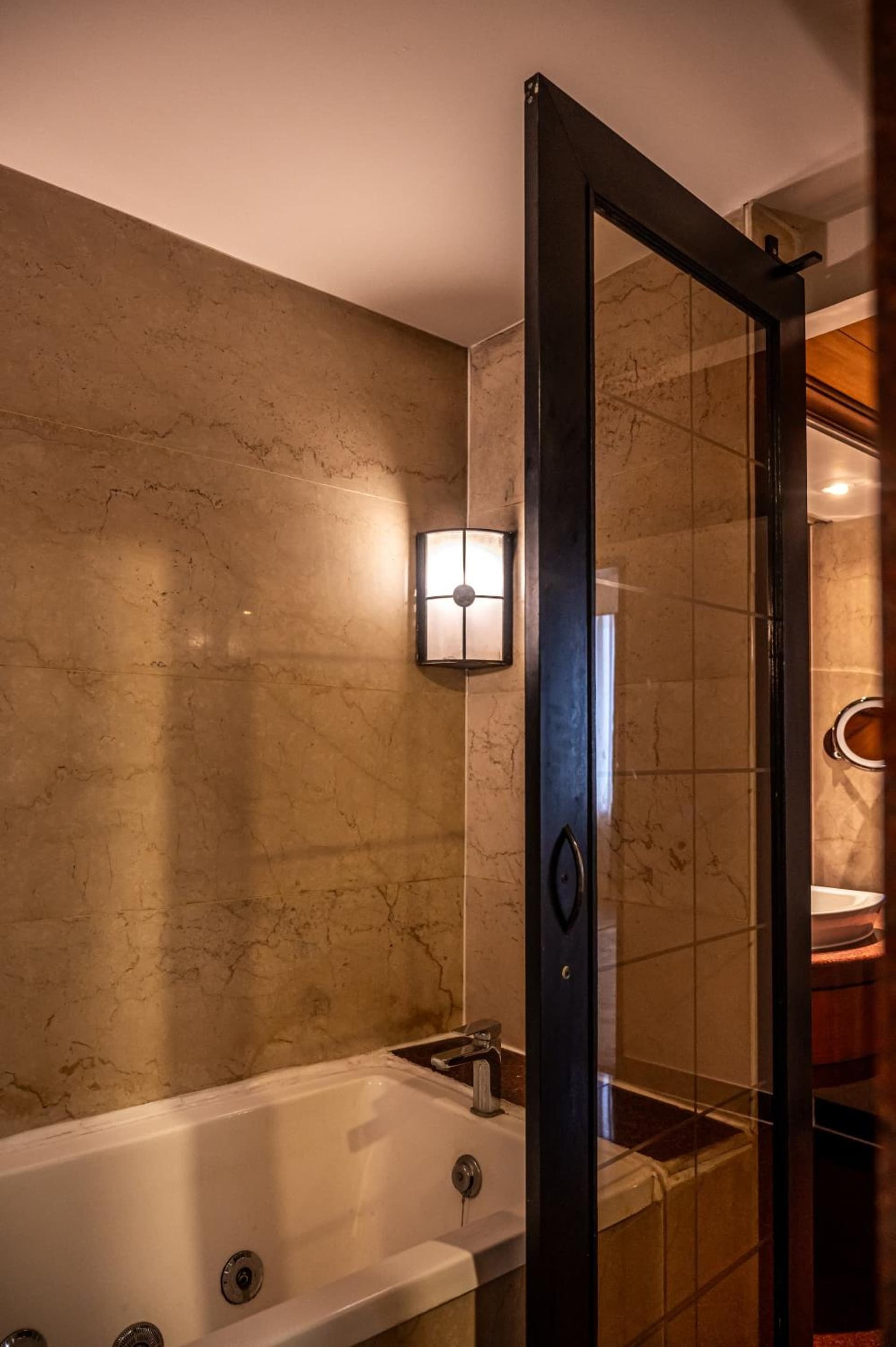 Business Queen Room