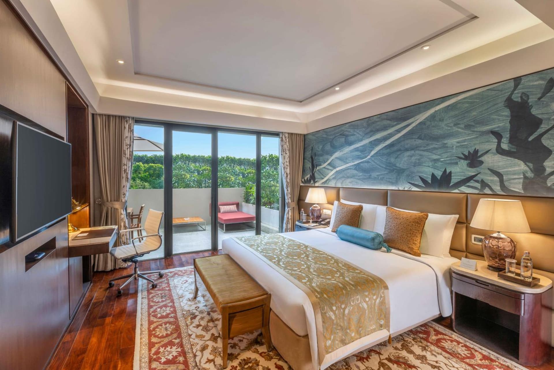 Suite King Balcony Room