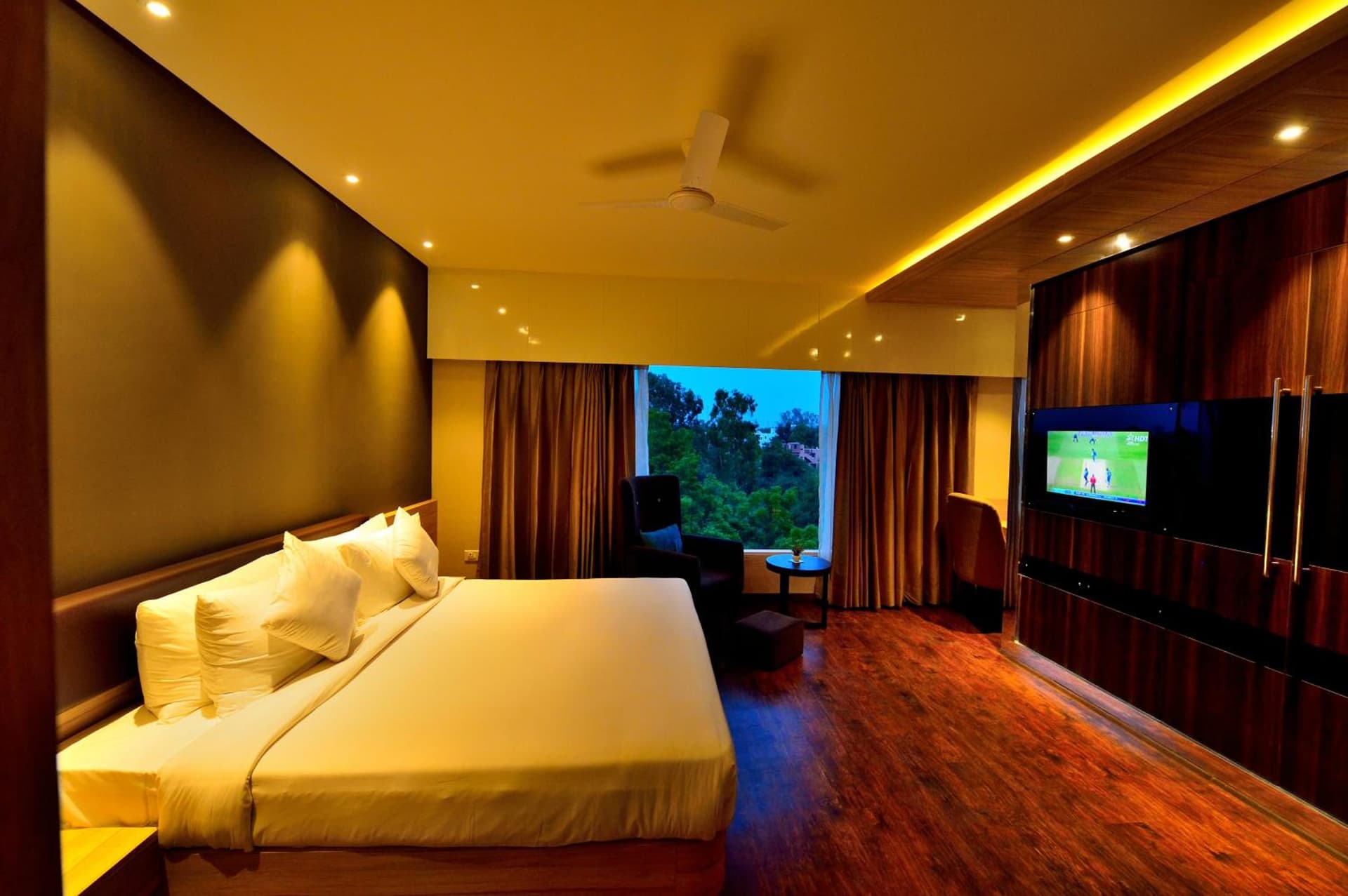 Club Queen Room