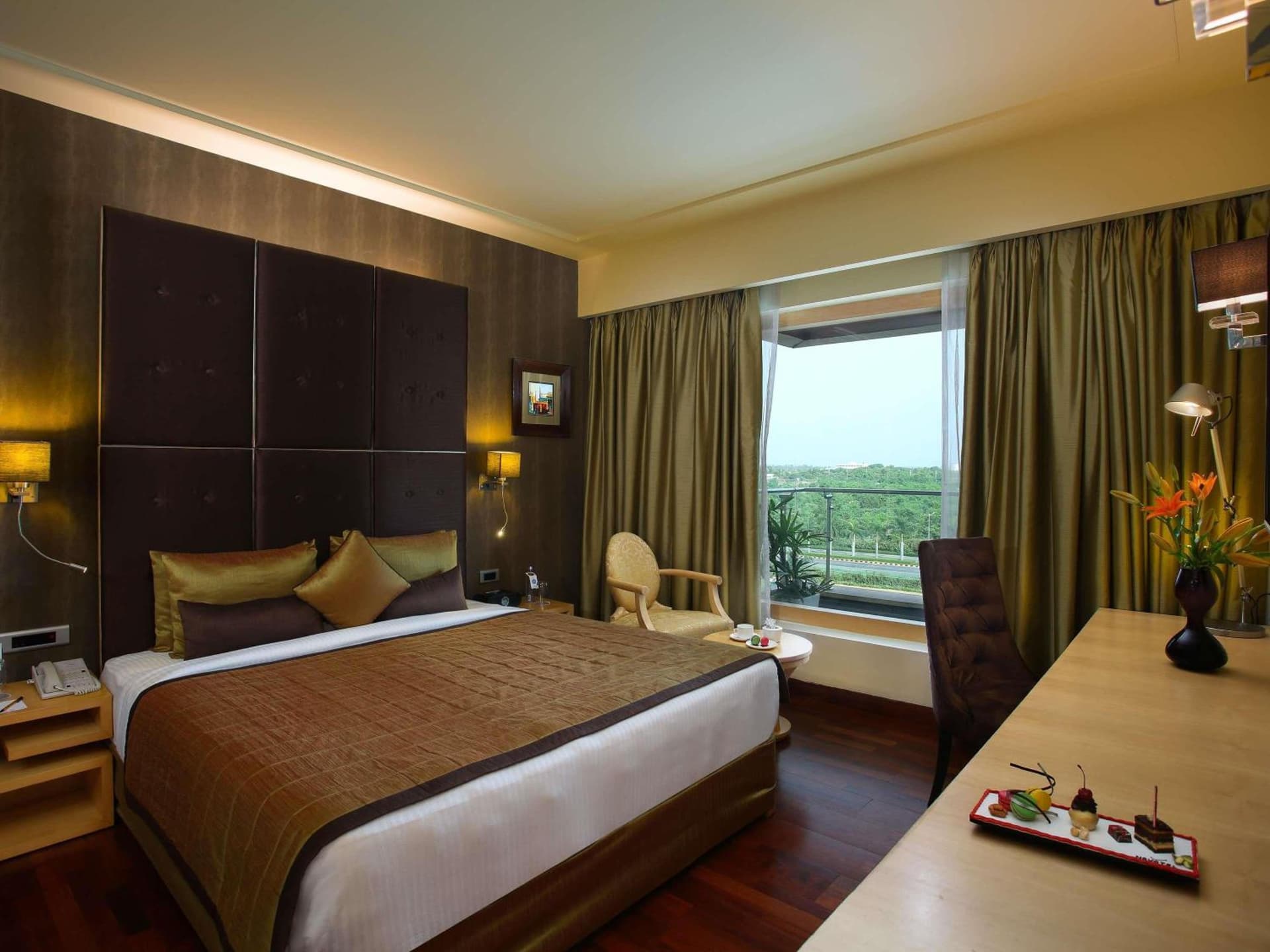 Executive Suite with 1 Queen Bed And Pool View And Balcony
