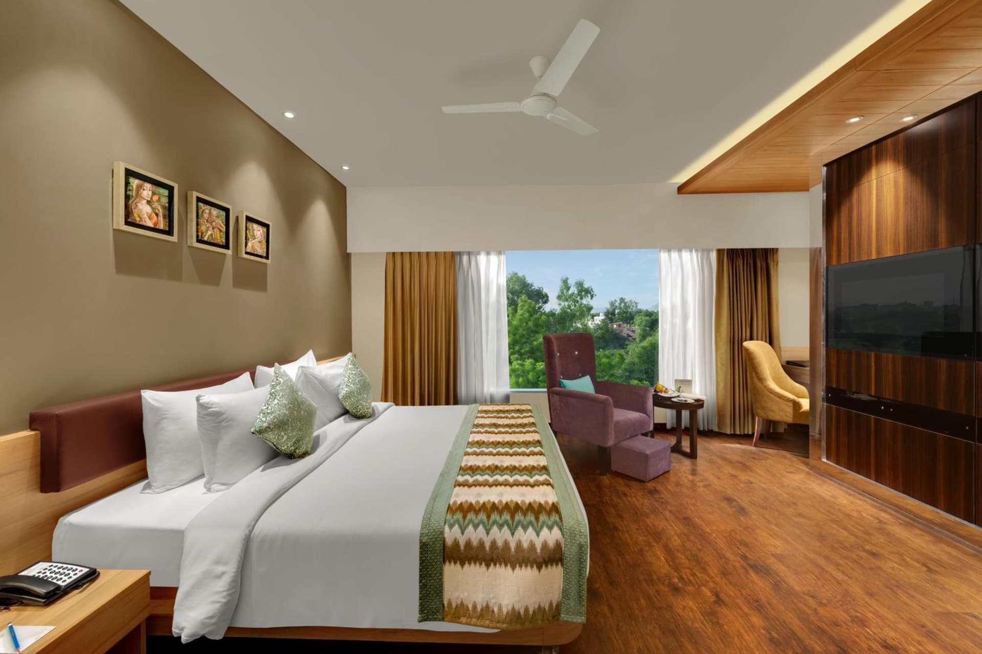 Club Queen Room