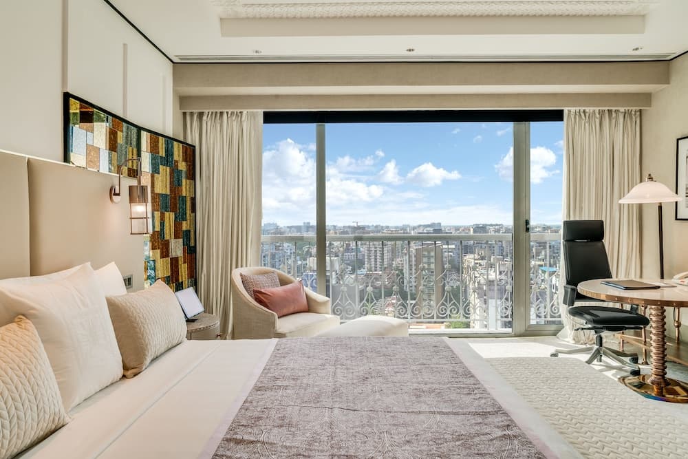 Club Twin City View Room