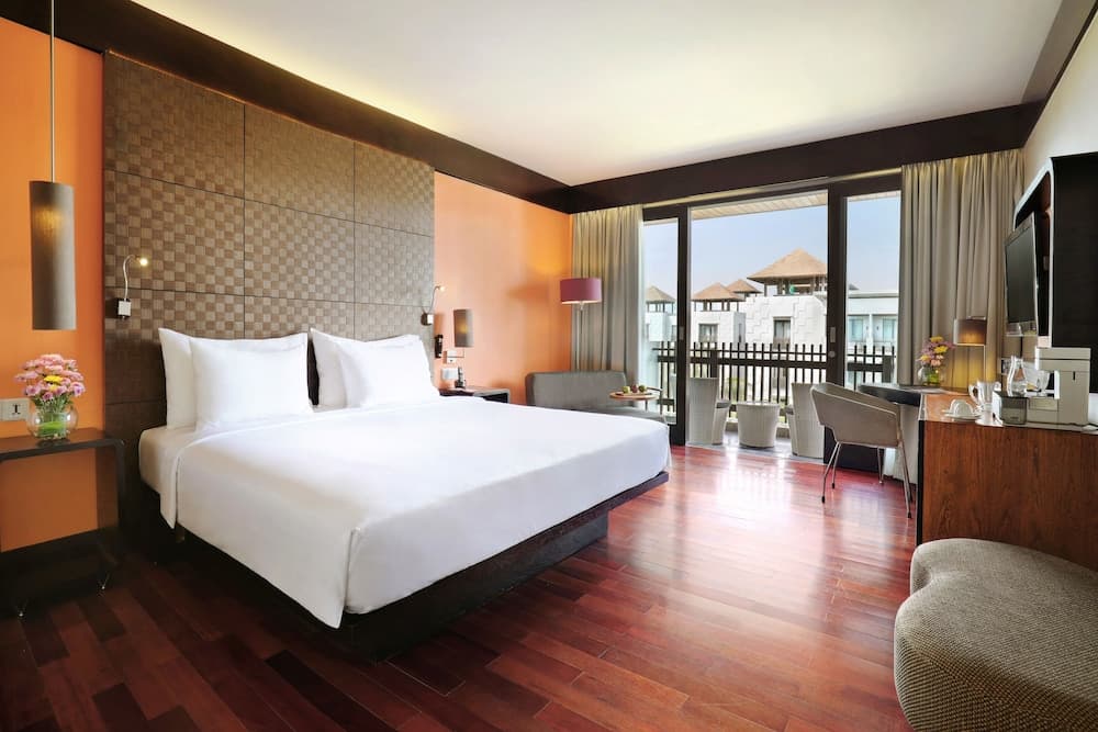 Deluxe Room, 1 King Bed, Garden View