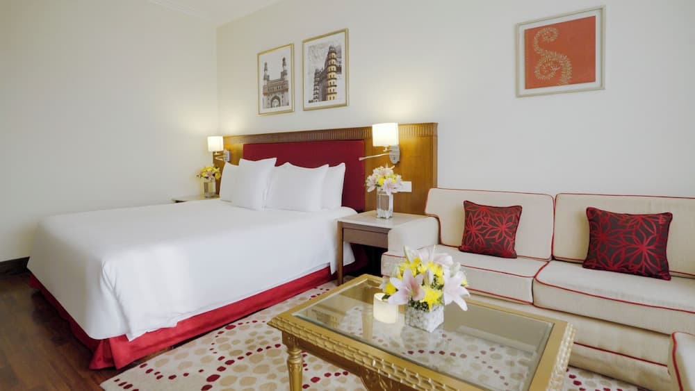 Executive Twin City View Room