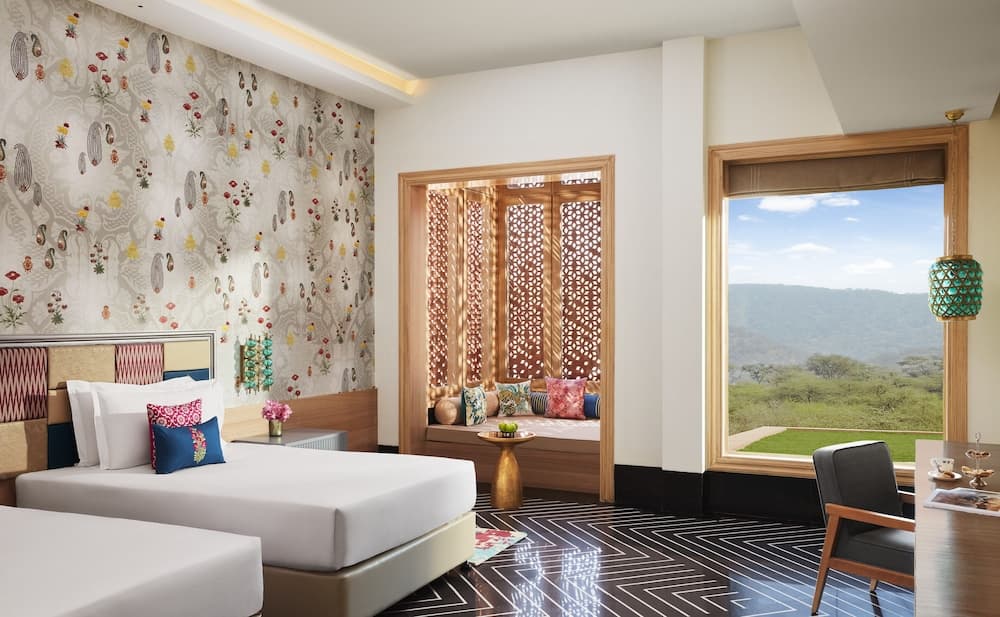 Luxury Room Twin Bed with Bathtub