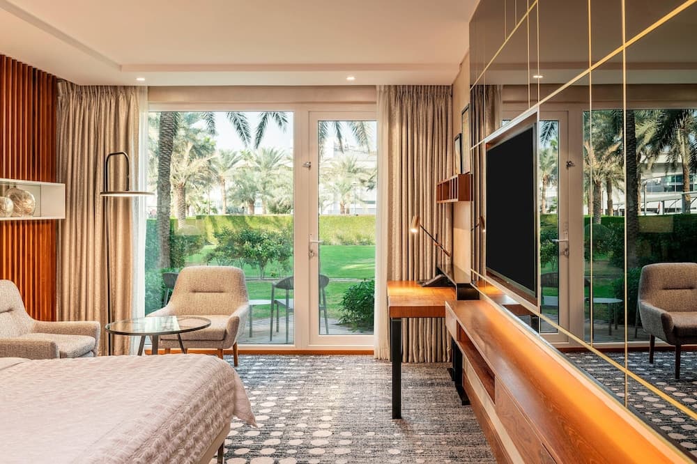 Deluxe Queen Garden View Room