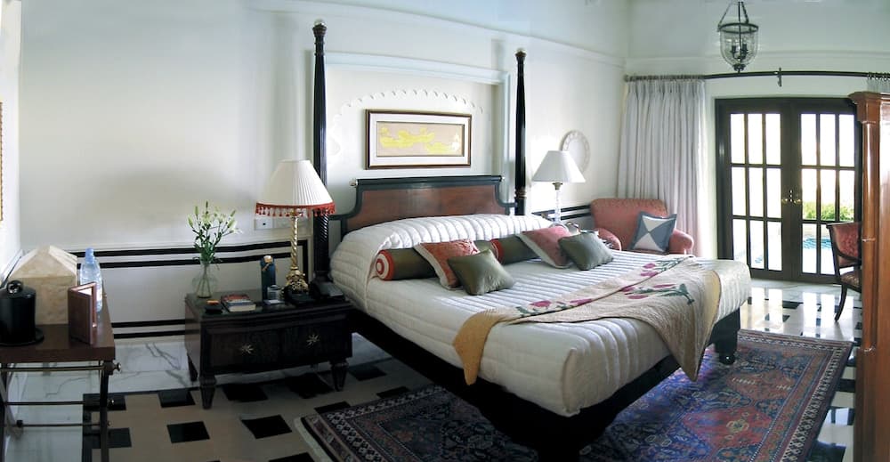 Suite King Pool View Room