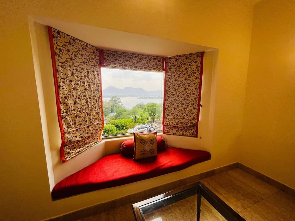 King Lake View Room