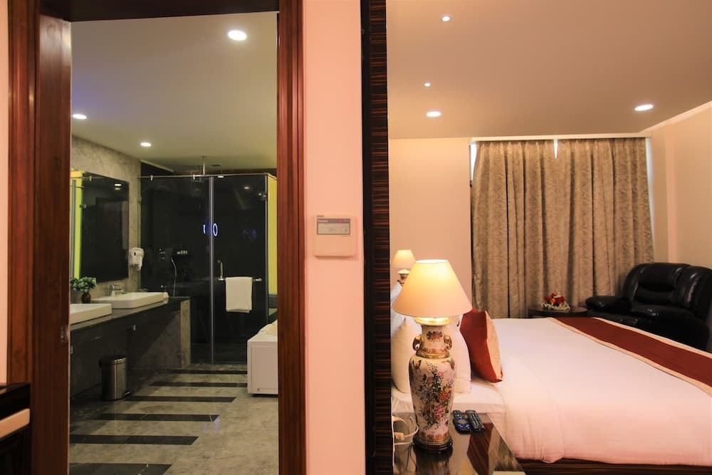 Suite King Accessible Room