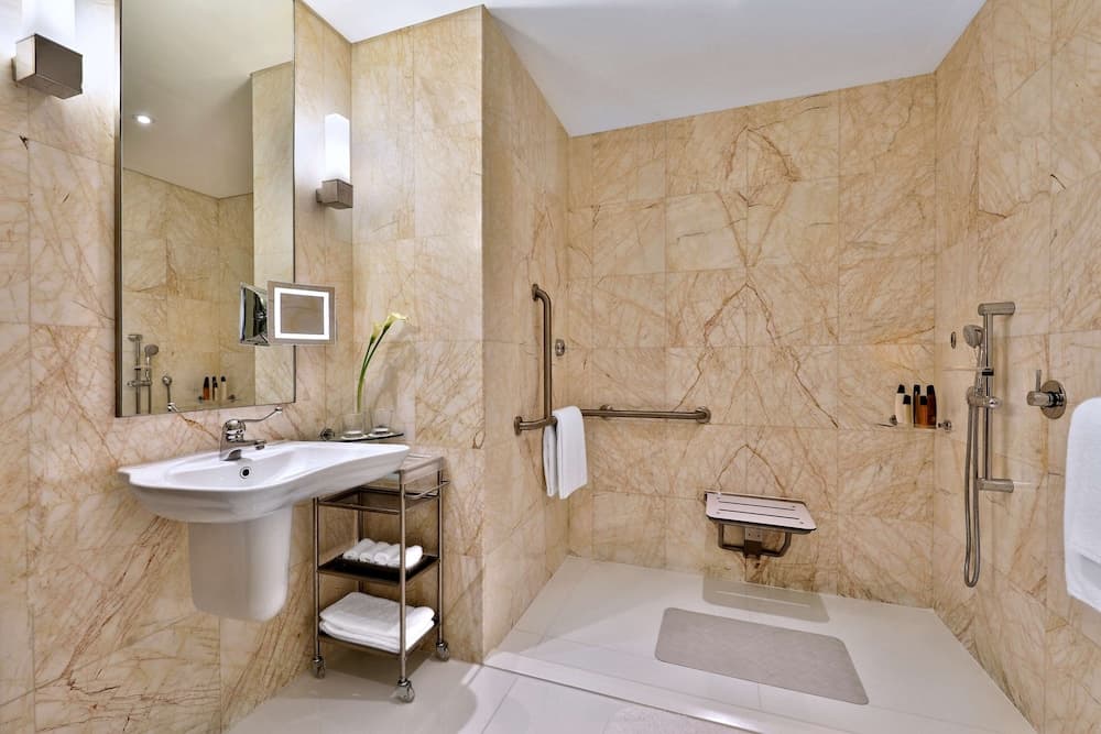 Superior Queen Sea View Accessible Room