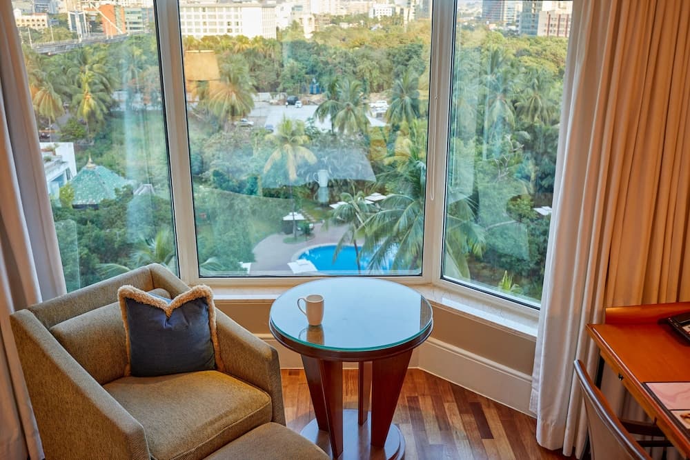 Premier King Pool View Room