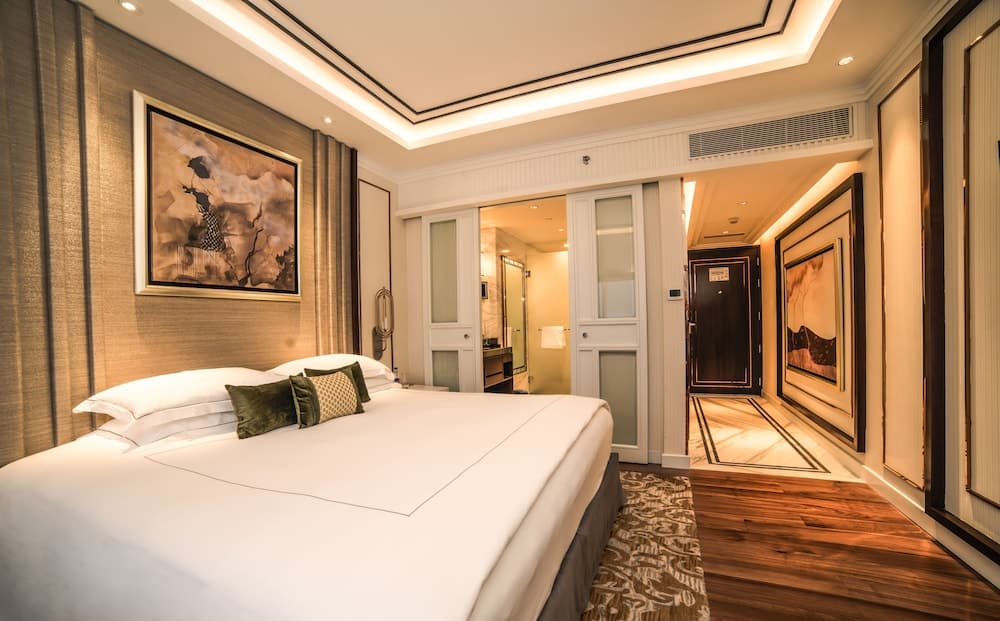 Deluxe King City View Room