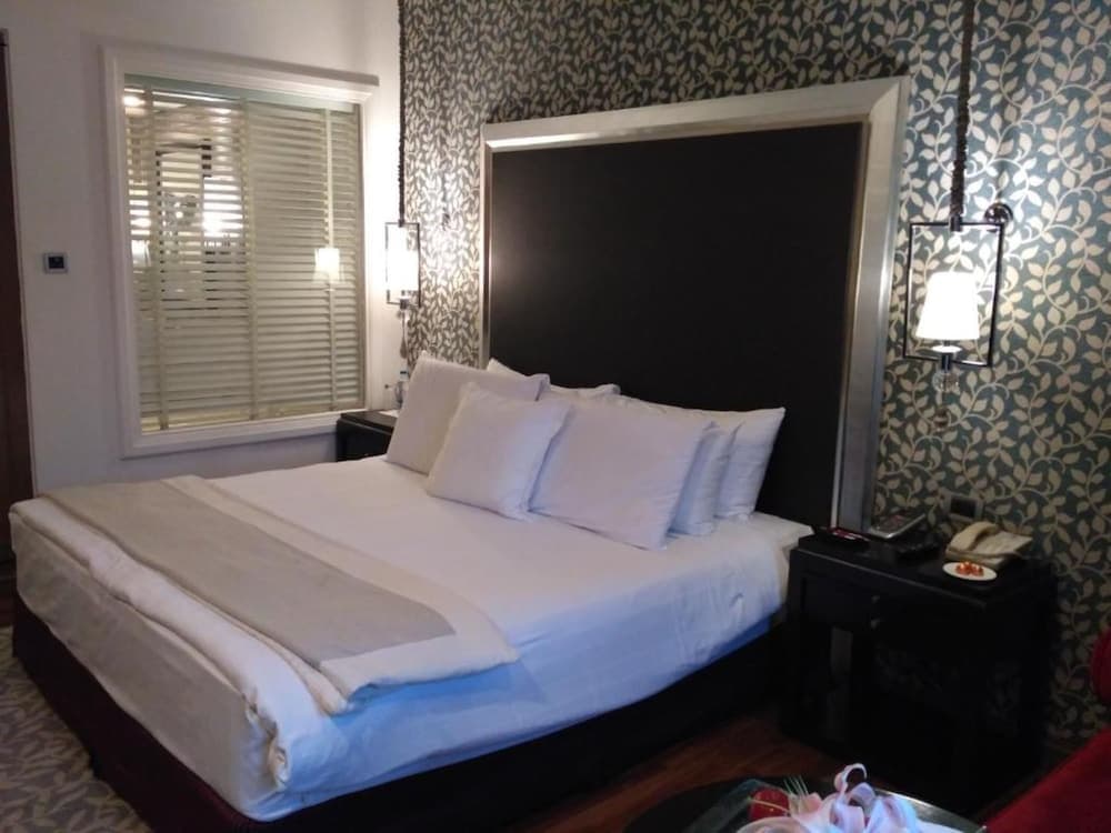 Royal Double Pool View Room