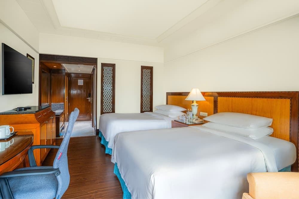 Executive Queen Lake View Room
