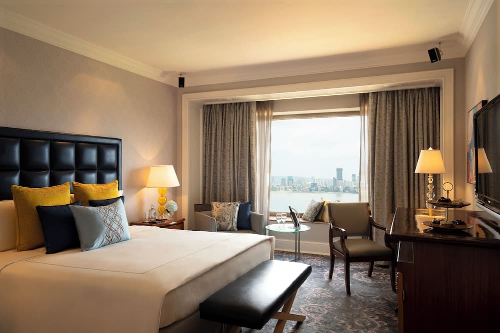 Suite King Pool View Room