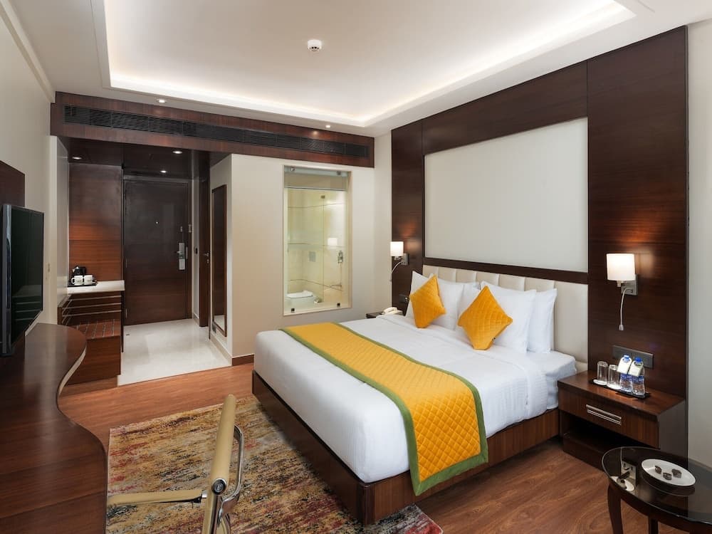 Club Queen Room