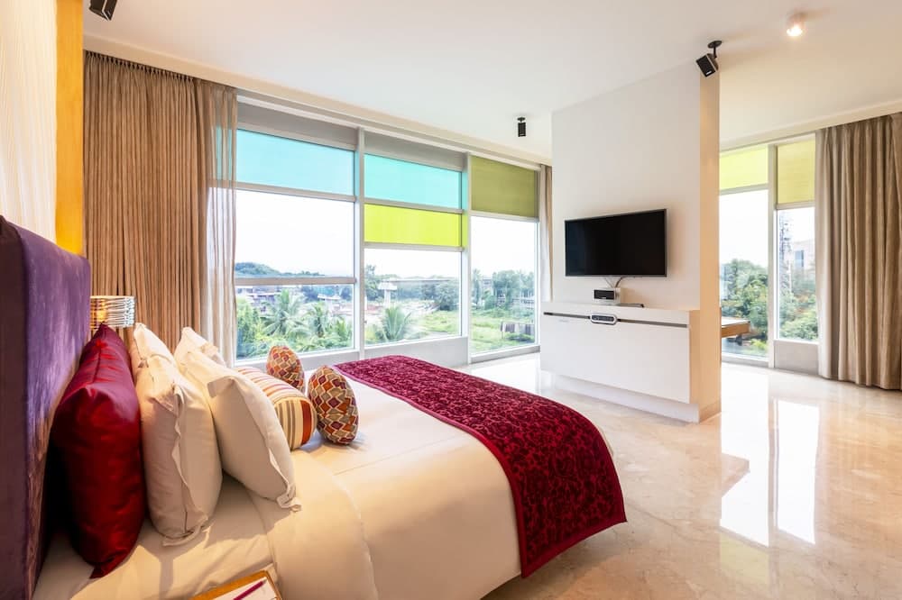Suite King Pool View Room