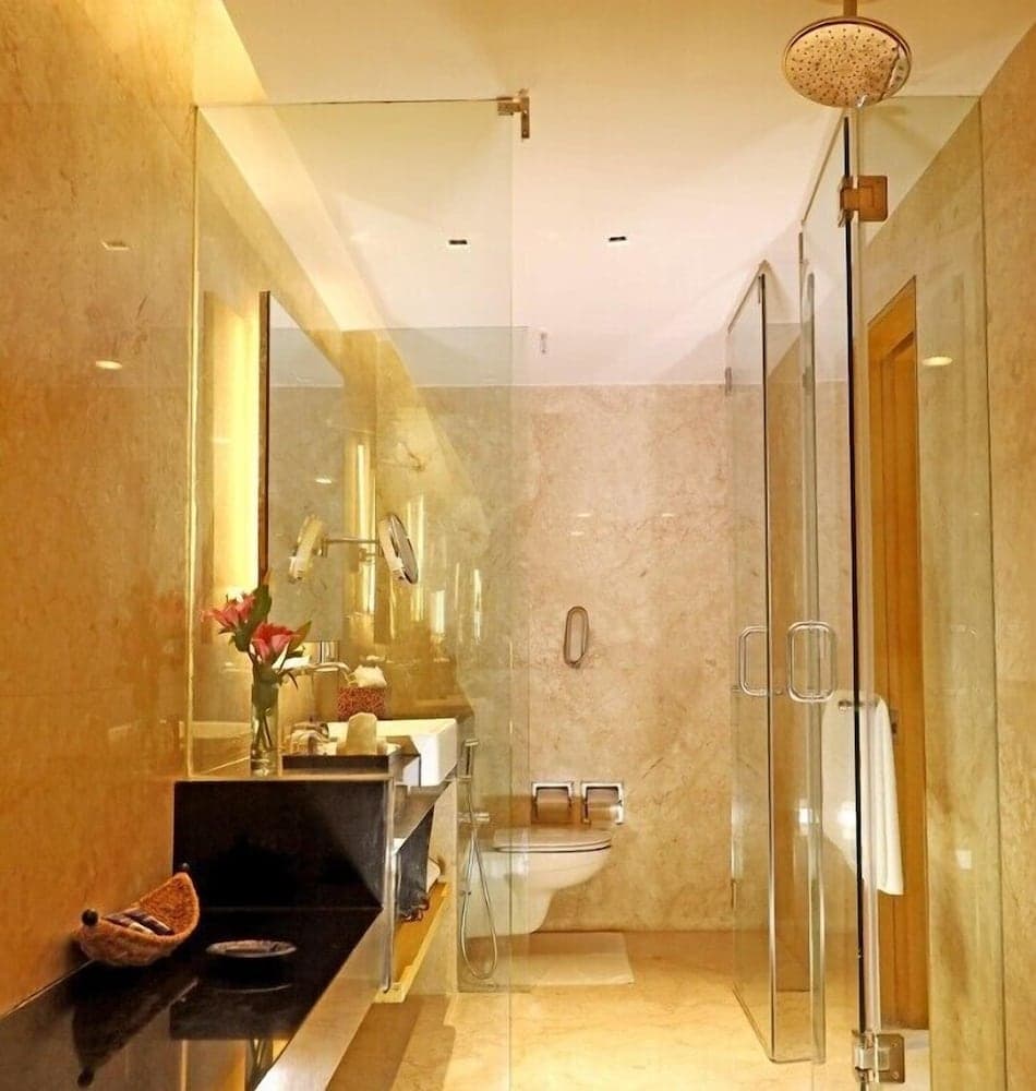 Suite King Pool View Room