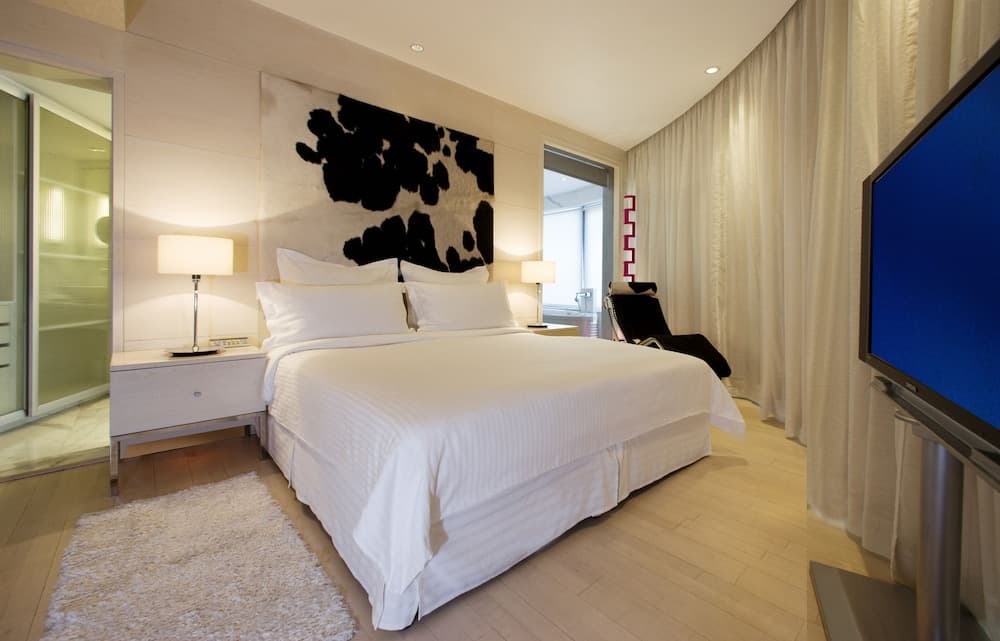 Club Queen Room