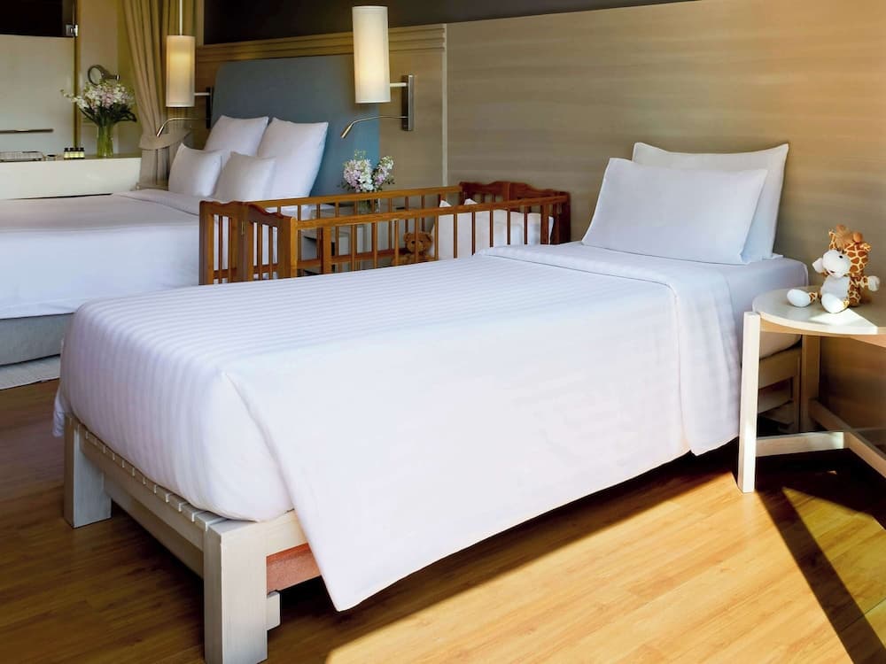 Deluxe Room, 1 King Bed with Sofa bed, Balcony (Family)