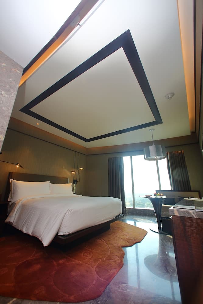 Deluxe King Lake View Room