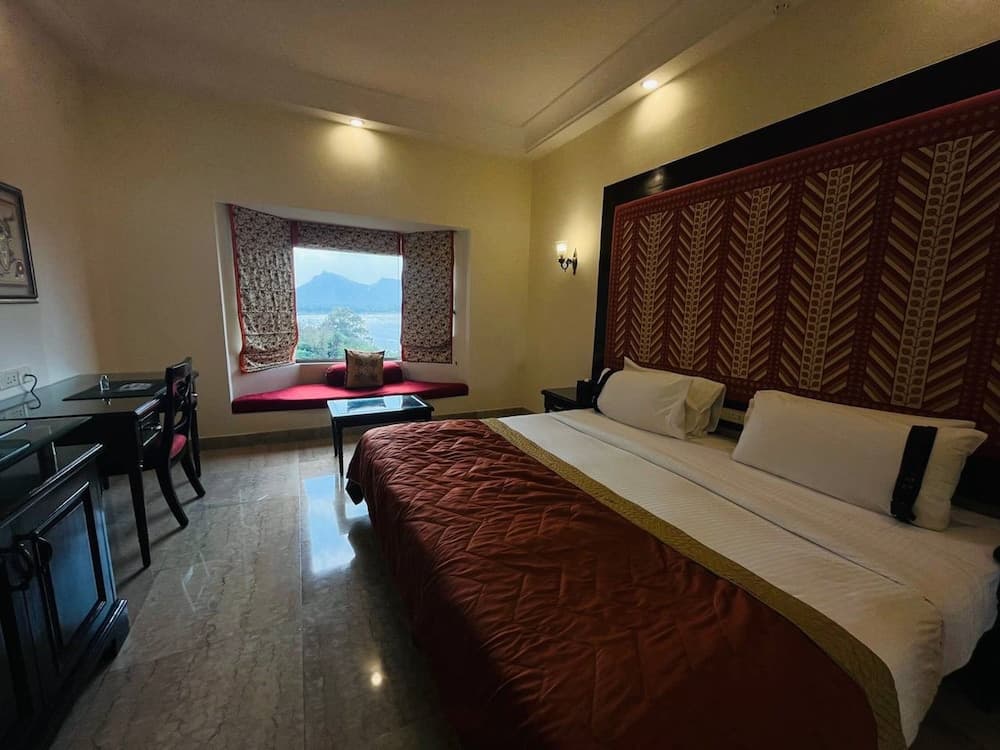 King Lake View Room