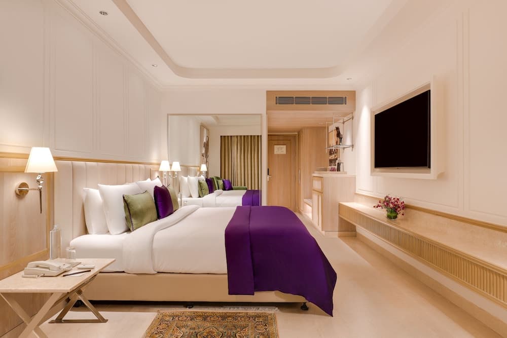 Deluxe King Pool View Room