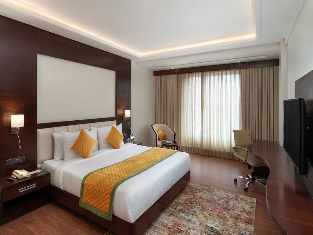 Club Queen Room