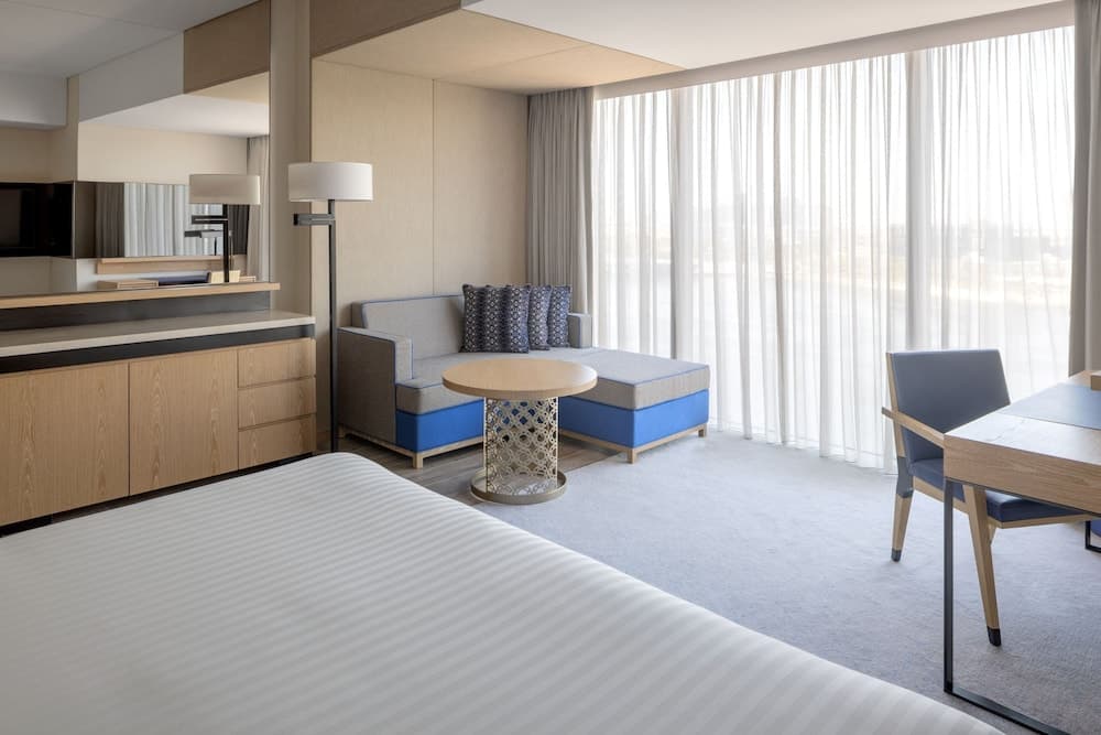 Deluxe Room, 1 King Bed, City View