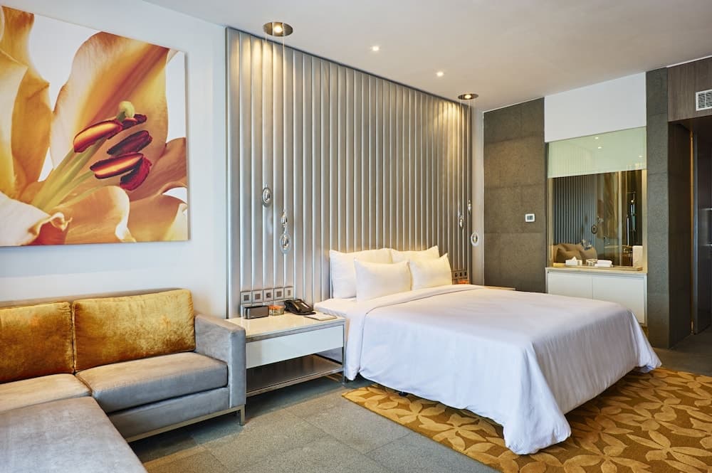 Club King Room