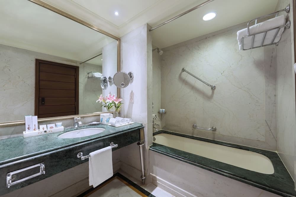 Executive Twin City View Room