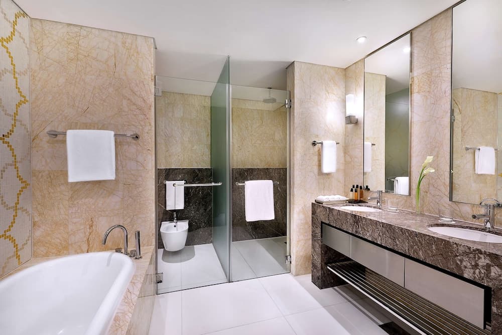 Deluxe King Sea View Room