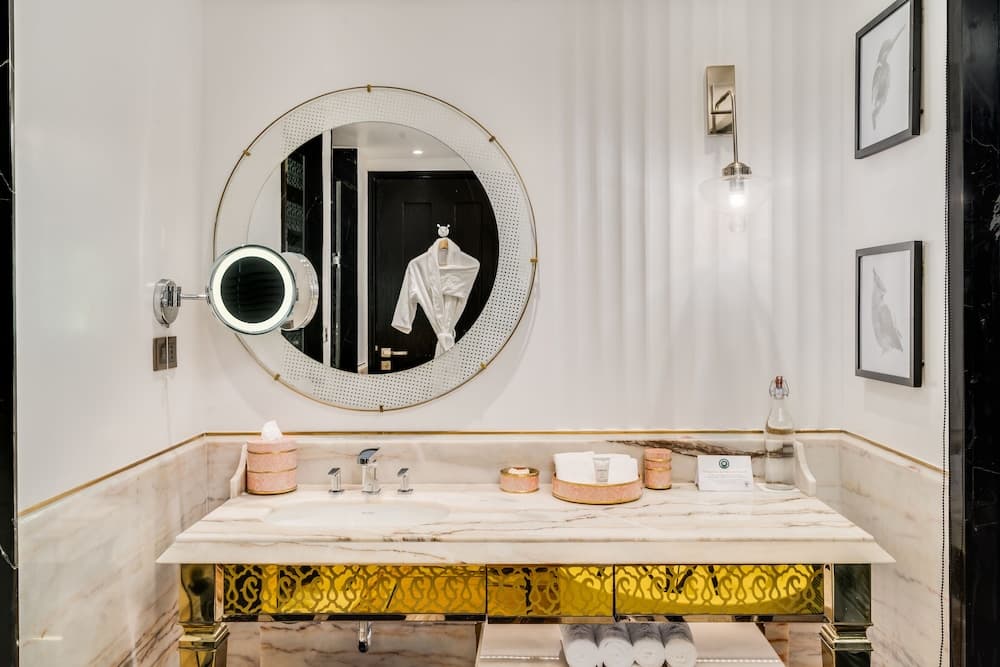 Suite King Balcony Smoking Room