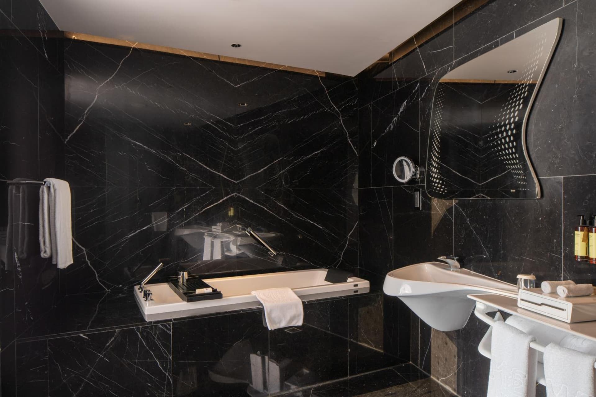Suite King Jacuzzi Room