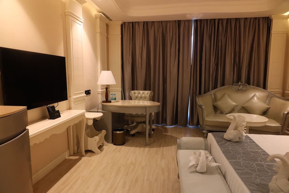 Suite Queen Room