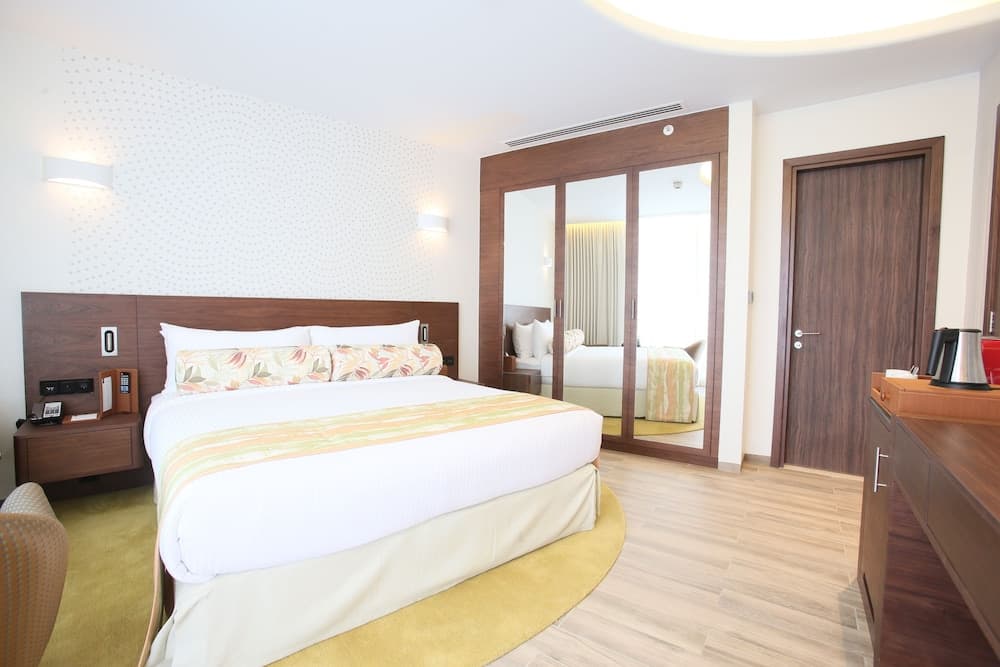Deluxe King Balcony Room