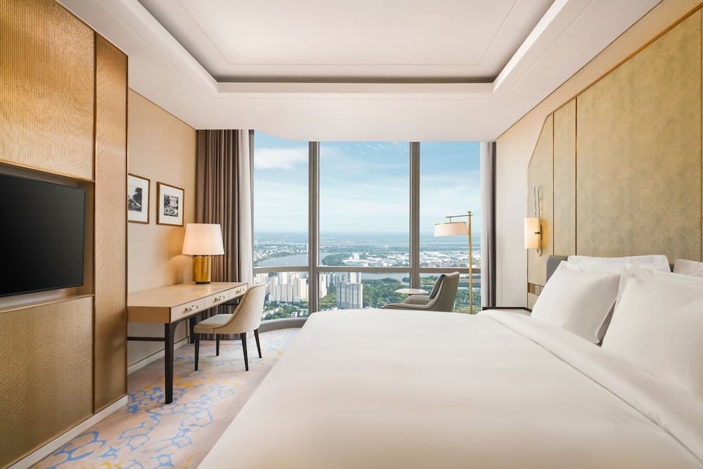 Premier Room, 1 King Bed, Non Smoking, Sky View