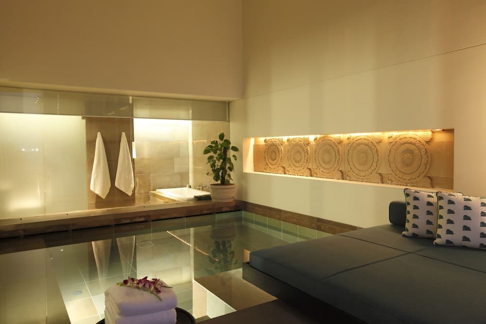 Deluxe King Pool View Room