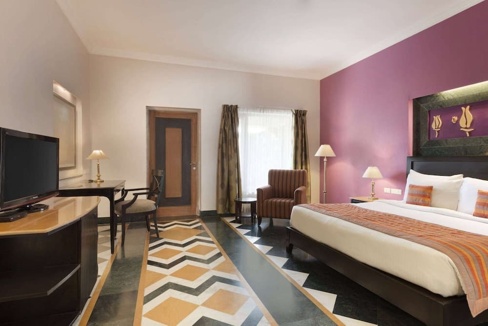 Deluxe King Garden View Room