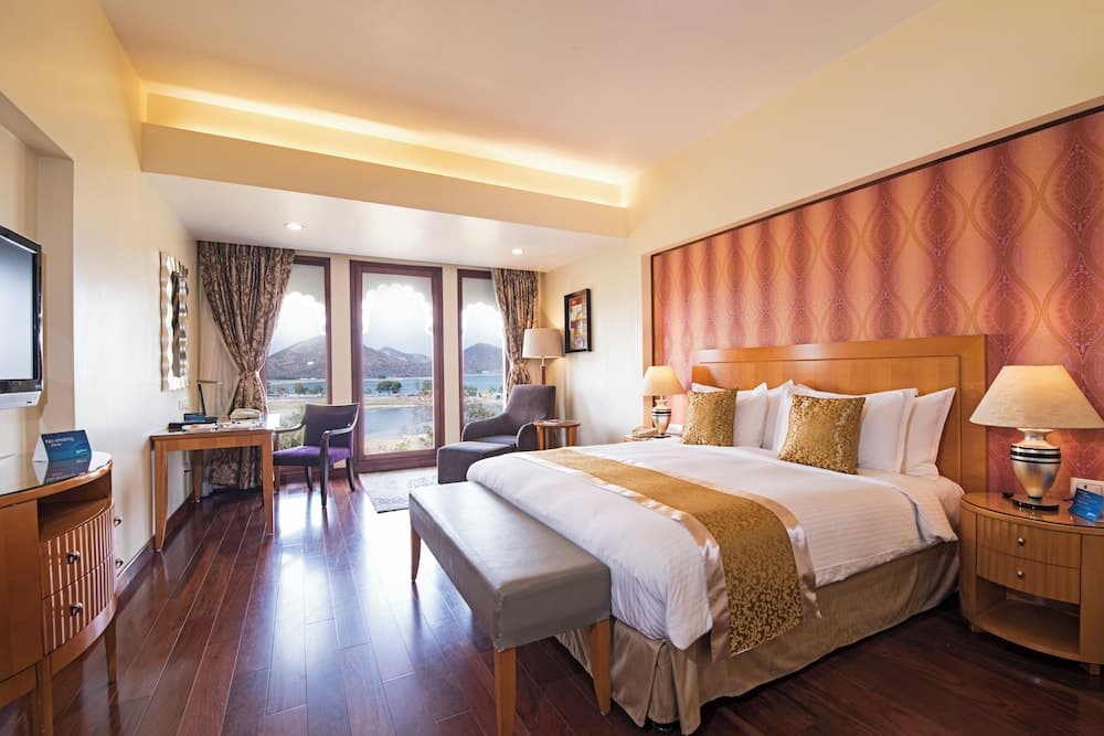 Business King Lake View Room