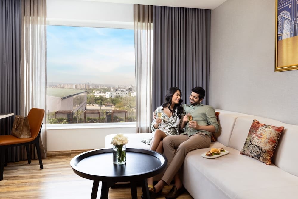 Suite King Pool View Room
