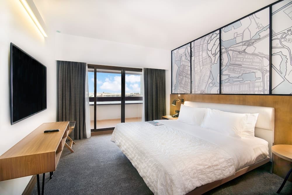 Deluxe King Balcony Room