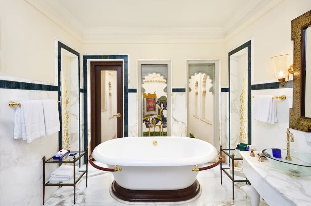 Suite King Pool View Room