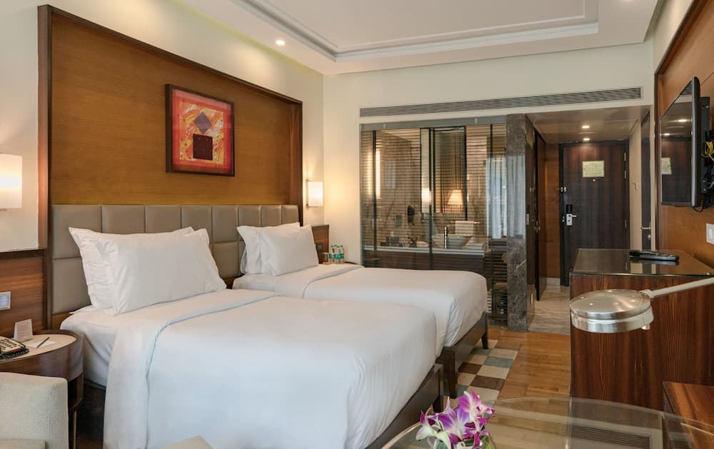 Club Queen Room