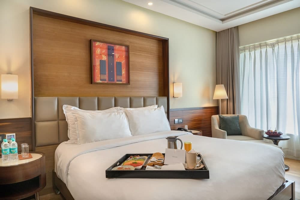 Club Queen Room